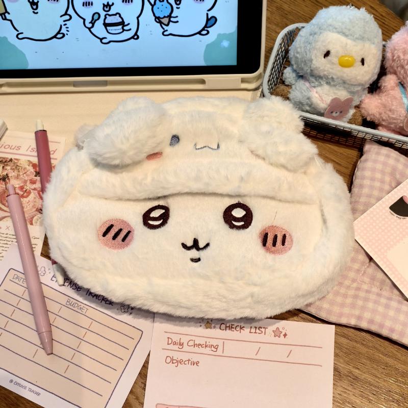 Stationery Supplier - Étui à stylos en peluche Anime,